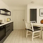 2 Bed Garden Flat In Balham